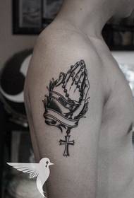 A man do brazo de Deus está tatuada polo show de tatuaxes.