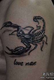 Cov tub hluas txhais caj npab European thiab Asmeskas style scorpion tattoo qauv