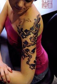 grua e bukur pemë pishe model tatuazhesh