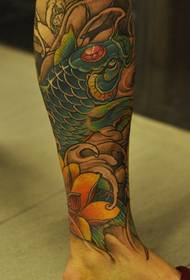 Colore di gamba tradiziunale koi lotus tatuaggio