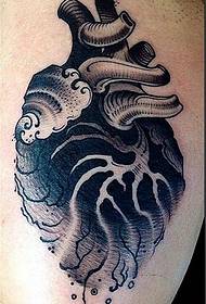 Arm melnā un baltā sirds tetovējums darbu