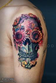 Tatueringar med blommatatueringar i armfärg delas av tatueringar