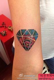 Mostra di tatuaggi, cunsigliate un tatuu di diamante per braccio