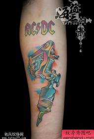 Ang konsepto ng tattoo konsepto ng arm ay gumagana sa pamamagitan ng pagbabahagi ng tattoo