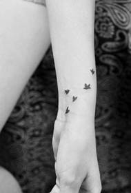 Djevojčica dijete ruku popularni uzorak tetovaža goluba totem