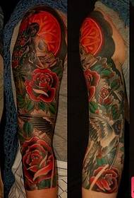 Arm креативна работа с татуировка на рамо с цветя