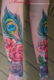 Tatuatge de flor de ploma de paó roba color braç