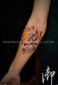 Gambar tato lotus lengan perempuan