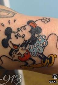 Brazo lindo dibujos animados mickey mouse tatuaje patrón