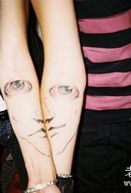 Пар узорака тетоваже очију на рукама