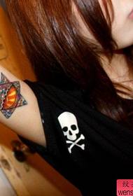 Tatoeageshow, beveel het tattoo-patroon van de arm van een vrouw aan