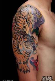 Tato harimau berwarna lengan dibagikan oleh tato