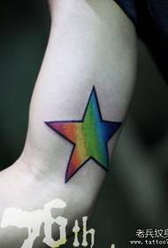 Modèle de tatouage coloré étoile à cinq branches bras