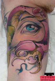 Rankų kūrybinis akių tatuiruotės darbas