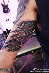 Show de tatuagem, recomende uma tatuagem mecânica na parte interna do braço