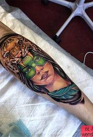 Ang braso ng malikhaing tigre batang babae na gawa sa tattoo