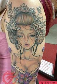 Travail de tatouage femme bras geisha