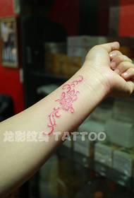 Ang batang babaye sama sa kolor sa kolor totem butterfly vine pattern sa tattoo