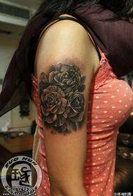 タトゥー共有による女性の腕のバラのタトゥー