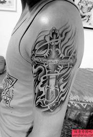 Mostra di tatuaggi, cunsigliate un tatuatu di croce di braccio