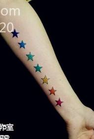 Patrón de tatuaxe de pentagrama de brazo coloreado