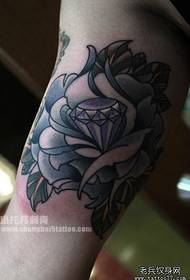 Utsøkt tatoveringsmønster på diamant og rose på innsiden av armen
