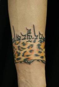 Ładnie wyglądający wzór tatuażu na ramieniu lamparta