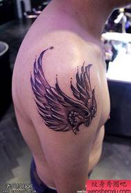 Tetovanie s tetovaním Arm Wings zdieľa tetovacia sála
