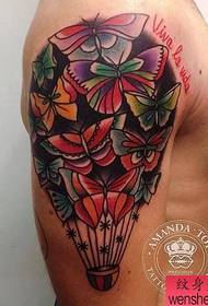 ένα μεγάλο μοτίβο τατουάζ πεταλούδα χρώμα χέρι