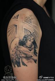 Arm kruis portret tattoo patroon