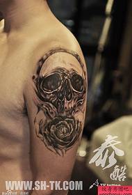 череп за рака 手 玫瑰 розова тетоважа со роза