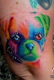 Patrón de tatuaje de cachorro de color clásico de tendencia de brazo