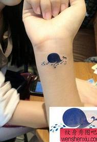 Woman wrist dolphin tattoo ntchito