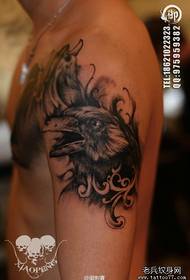 vrana tetovaža z zelo čedno roko