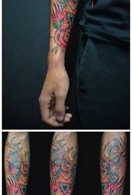 Els braços dels homes van veure el patró de tatuatges de cérvols i rosa
