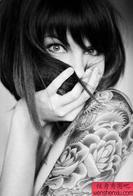 fată pop model de tatuaj braț