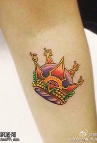 Arm Crown tatuaje lanak tatuajeek partekatzen dituzte