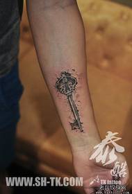 Elegant svart och grå nyckel tatuering mönster med armar