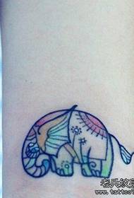 Цветная татуировка слон на запястье