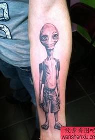 Gipakita ang tattoo, girekomenda ang usa ka tattoo nga alien alien