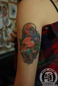 Djevojka lijepih ruku i prekrasnog uzorka tetovaže lisice