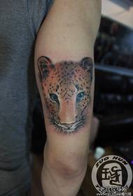 Padrão de tatuagem de leopardo do braço da menina
