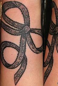 Tatuaje de arco de cordón elegante e fermoso no brazo