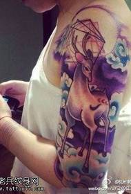 Babae braso may kulay na starry antelope tattoo trabaho