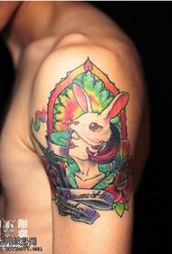Тетоважа на тетоважа со зајаче боја од рака