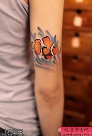 Mostra di tatuaggi, cunsigliate un tatuu di pesci di bracciu