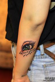 L'immagine dello spettacolo di tatuaggi ha raccomandato un modello di tatuaggio a forma di lettera a occhio di braccio