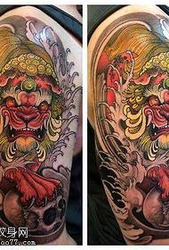 Colore di bracciu Tang lion tattoo funziona per u tatuu