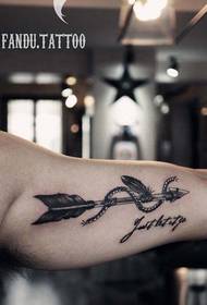 Tatuaggi di freccia di bracciu sò spartuti da i tatuaggi