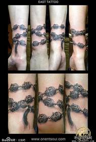 Modèle de tatouage de bracelet Baba avec un bras classique